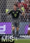 12.08.2025, Fussball Bundesliga 2025/2026, Freundschaftsspiel, Grasshopper Club Zrich - FC Bayern Mnchen - im Stadion am Letzigrund, Zrich (Schweiz). Torwart Jonas Urbig (FC Bayern Mnchen) gibt Anweisungen.