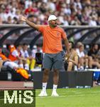 12.08.2025, Fussball Bundesliga 2025/2026, Freundschaftsspiel, Grasshopper Club Zrich - FC Bayern Mnchen - im Stadion am Letzigrund, Zrich (Schweiz). Trainer Vincent Kompany (FC Bayern Mnchen) gibt Anweisungen.