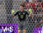 12.08.2025, Fussball Bundesliga 2025/2026, Freundschaftsspiel, Grasshopper Club Zrich - FC Bayern Mnchen - im Stadion am Letzigrund, Zrich (Schweiz). Torwart Jonas Urbig (FC Bayern Mnchen) gibt Anweisungen.