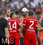 12.08.2025, Fussball Bundesliga 2025/2026, Freundschaftsspiel, Grasshopper Club Zrich - FC Bayern Mnchen - im Stadion am Letzigrund, Zrich (Schweiz). Trainer Vincent Kompany (FC Bayern Mnchen) bei einer Ansprache mit Luis Diaz (FC Bayern Mnchen), Dayot Upamecano (FC Bayern Mnchen) Harry Kane (FC Bayern Mnchen) 