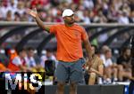 12.08.2025, Fussball Bundesliga 2025/2026, Freundschaftsspiel, Grasshopper Club Zrich - FC Bayern Mnchen - im Stadion am Letzigrund, Zrich (Schweiz). Trainer Vincent Kompany (FC Bayern Mnchen) gibt Anweisungen.