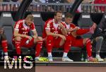 12.08.2025, Fussball Bundesliga 2025/2026, Freundschaftsspiel, Grasshopper Club Zrich - FC Bayern Mnchen - im Stadion am Letzigrund, Zrich (Schweiz). v.li: Konrad Laimer (FC Bayern Mnchen), Harry Kane (FC Bayern Mnchen), Joshua Kimmich (FC Bayern Mnchen) auf der Bank.