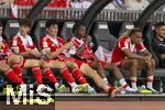 12.08.2025, Fussball Bundesliga 2025/2026, Freundschaftsspiel, Grasshopper Club Zrich - FC Bayern Mnchen - im Stadion am Letzigrund, Zrich (Schweiz).  Ersatzbank, v.li: David Santos Daiber (Bayern Mnchen), Felipe Chavez (Bayern Mnchen), Min-jae Kim (Bayern Mnchen, Minjae Kim), Sacha Boey (FC Bayern Mnchen) 