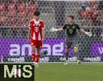 12.08.2025, Fussball Bundesliga 2025/2026, Freundschaftsspiel, Grasshopper Club Zrich - FC Bayern Mnchen - im Stadion am Letzigrund, Zrich (Schweiz). Torwart Jonas Urbig (FC Bayern Mnchen) gibt Anweisungen.