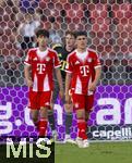 12.08.2025, Fussball Bundesliga 2025/2026, Freundschaftsspiel, Grasshopper Club Zrich - FC Bayern Mnchen - im Stadion am Letzigrund, Zrich (Schweiz). li: Felipe Chavez (Bayern Mnchen), David Santos Daiber (Bayern Mnchen), Torwart Jonas Urbig (mitte, FC Bayern Mnchen) 