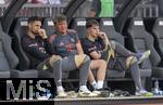 12.08.2025, Fussball Bundesliga 2025/2026, Freundschaftsspiel, Grasshopper Club Zrich - FC Bayern Mnchen - im Stadion am Letzigrund, Zrich (Schweiz). v.li: Torwart Sven Ulreich (FC Bayern Mnchen), Gerry Hoffmann (Physiotherapeut), Torwart Leon Klanac (Bayern Mnchen) 