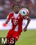12.08.2025, Fussball Bundesliga 2025/2026, Freundschaftsspiel, Grasshopper Club Zrich - FC Bayern Mnchen - im Stadion am Letzigrund, Zrich (Schweiz). Wisdom Mike (FC Bayern Mnchen) am Ball 