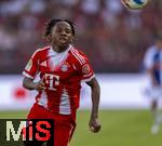 12.08.2025, Fussball Bundesliga 2025/2026, Freundschaftsspiel, Grasshopper Club Zrich - FC Bayern Mnchen - im Stadion am Letzigrund, Zrich (Schweiz). Wisdom Mike (FC Bayern Mnchen) am Ball 