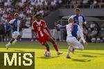 12.08.2025, Fussball Bundesliga 2025/2026, Freundschaftsspiel, Grasshopper Club Zrich - FC Bayern Mnchen - im Stadion am Letzigrund, Zrich (Schweiz).  Jonah Kusi-Asare (li, Bayern Mnchen) gegen Saulo Decarli (Grasshopper Club Zrich) 