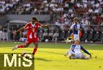 12.08.2025, Fussball Bundesliga 2025/2026, Freundschaftsspiel, Grasshopper Club Zrich - FC Bayern Mnchen - im Stadion am Letzigrund, Zrich (Schweiz). Torschuss von Jonah Kusi-Asare (li, Bayern Mnchen) 
