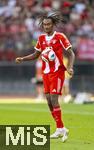 12.08.2025, Fussball Bundesliga 2025/2026, Freundschaftsspiel, Grasshopper Club Zrich - FC Bayern Mnchen - im Stadion am Letzigrund, Zrich (Schweiz). Jonah Kusi-Asare (Bayern Mnchen) am Ball 