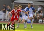 12.08.2025, Fussball Bundesliga 2025/2026, Freundschaftsspiel, Grasshopper Club Zrich - FC Bayern Mnchen - im Stadion am Letzigrund, Zrich (Schweiz). v.li: Tom Bischof (Bayern Mnchen), Matteo Mantini (Grasshopper Club Zrich), Yannick Bettkober (Grasshopper Club Zrich).