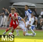 12.08.2025, Fussball Bundesliga 2025/2026, Freundschaftsspiel, Grasshopper Club Zrich - FC Bayern Mnchen - im Stadion am Letzigrund, Zrich (Schweiz). v.li: Tom Bischof (Bayern Mnchen), Matteo Mantini (Grasshopper Club Zrich), Yannick Bettkober (Grasshopper Club Zrich).