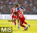 12.08.2025, Fussball Bundesliga 2025/2026, Freundschaftsspiel, Grasshopper Club Zrich - FC Bayern Mnchen - im Stadion am Letzigrund, Zrich (Schweiz). Tom Bischof (Bayern Mnchen) im Zweikampf