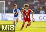 12.08.2025, Fussball Bundesliga 2025/2026, Freundschaftsspiel, Grasshopper Club Zrich - FC Bayern Mnchen - im Stadion am Letzigrund, Zrich (Schweiz). David Santos Daiber (re, Bayern Mnchen) am Ball 