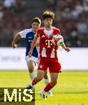 12.08.2025, Fussball Bundesliga 2025/2026, Freundschaftsspiel, Grasshopper Club Zrich - FC Bayern Mnchen - im Stadion am Letzigrund, Zrich (Schweiz). David Santos Daiber (re, Bayern Mnchen) am Ball 