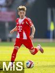 12.08.2025, Fussball Bundesliga 2025/2026, Freundschaftsspiel, Grasshopper Club Zrich - FC Bayern Mnchen - im Stadion am Letzigrund, Zrich (Schweiz). Lennart Karl (FC Bayern Mnchen) am Ball 
