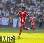 12.08.2025, Fussball Bundesliga 2025/2026, Freundschaftsspiel, Grasshopper Club Zrich - FC Bayern Mnchen - im Stadion am Letzigrund, Zrich (Schweiz). Jonah Kusi-Asare (Bayern Mnchen) am Ball 