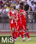 12.08.2025, Fussball Bundesliga 2025/2026, Freundschaftsspiel, Grasshopper Club Zrich - FC Bayern Mnchen - im Stadion am Letzigrund, Zrich (Schweiz). Torjubel v.li: Magnus Dalpiaz (Bayern Mnchen), Lennart Karl (FC Bayern Mnchen), Jonah Kusi-Asare (Bayern Mnchen), 