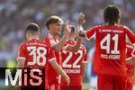 12.08.2025, Fussball Bundesliga 2025/2026, Freundschaftsspiel, Grasshopper Club Zrich - FC Bayern Mnchen - im Stadion am Letzigrund, Zrich (Schweiz). Torjubel, Tom Bischof (Bayern Mnchen), Felipe Chavez (Bayern Mnchen), Jonah Kusi-Asare (Bayern Mnchen), 
