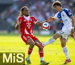 12.08.2025, Fussball Bundesliga 2025/2026, Freundschaftsspiel, Grasshopper Club Zrich - FC Bayern Mnchen - im Stadion am Letzigrund, Zrich (Schweiz). v.li: Sacha Boey (FC Bayern Mnchen) gegen Simone Stroscio (Grasshopper Club Zrich)  
