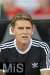 12.08.2025, Fussball Bundesliga 2025/2026, Freundschaftsspiel, Grasshopper Club Zrich - FC Bayern Mnchen - im Stadion am Letzigrund, Zrich (Schweiz). Sportdirektor Christoph Freund (Bayern Mnchen) nachdenklich 