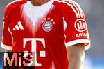 12.08.2025, Fussball Bundesliga 2025/2026, Freundschaftsspiel, Grasshopper Club Zrich - FC Bayern Mnchen - im Stadion am Letzigrund, Zrich (Schweiz). Sponsor Allianz auf dem Trikot-rmel von Tom Bischof (Bayern Mnchen) 
