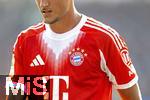12.08.2025, Fussball Bundesliga 2025/2026, Freundschaftsspiel, Grasshopper Club Zrich - FC Bayern Mnchen - im Stadion am Letzigrund, Zrich (Schweiz). Sponsor Allianz auf dem Trikot-rmel von Tom Bischof (Bayern Mnchen) 