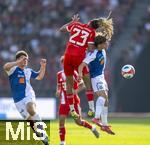 12.08.2025, Fussball Bundesliga 2025/2026, Freundschaftsspiel, Grasshopper Club Zrich - FC Bayern Mnchen - im Stadion am Letzigrund, Zrich (Schweiz). v.li: Sacha Boey (FC Bayern Mnchen) gegen Simone Stroscio (Grasshopper Club Zrich) 