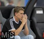12.08.2025, Fussball Bundesliga 2025/2026, Freundschaftsspiel, Grasshopper Club Zrich - FC Bayern Mnchen - im Stadion am Letzigrund, Zrich (Schweiz). Sportdirektor Christoph Freund (Bayern Mnchen) nachdenklich 