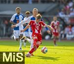 12.08.2025, Fussball Bundesliga 2025/2026, Freundschaftsspiel, Grasshopper Club Zrich - FC Bayern Mnchen - im Stadion am Letzigrund, Zrich (Schweiz). Lennart Karl (FC Bayern Mnchen) zieht ab, hinten: Saulo Decarli (Grasshopper Club Zrich) 
