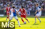 12.08.2025, Fussball Bundesliga 2025/2026, Freundschaftsspiel, Grasshopper Club Zrich - FC Bayern Mnchen - im Stadion am Letzigrund, Zrich (Schweiz). Felipe Chavez (Bayern Mnchen) am Ball 