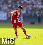 12.08.2025, Fussball Bundesliga 2025/2026, Freundschaftsspiel, Grasshopper Club Zrich - FC Bayern Mnchen - im Stadion am Letzigrund, Zrich (Schweiz). Felipe Chavez (Bayern Mnchen) am Ball 