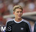 12.08.2025, Fussball Bundesliga 2025/2026, Freundschaftsspiel, Grasshopper Club Zrich - FC Bayern Mnchen - im Stadion am Letzigrund, Zrich (Schweiz). Sportdirektor Christoph Freund (Bayern Mnchen) nachdenklich 