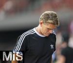 12.08.2025, Fussball Bundesliga 2025/2026, Freundschaftsspiel, Grasshopper Club Zrich - FC Bayern Mnchen - im Stadion am Letzigrund, Zrich (Schweiz). Sportdirektor Christoph Freund (Bayern Mnchen) nachdenklich 