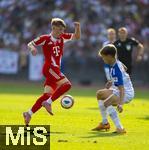 12.08.2025, Fussball Bundesliga 2025/2026, Freundschaftsspiel, Grasshopper Club Zrich - FC Bayern Mnchen - im Stadion am Letzigrund, Zrich (Schweiz). v.li: Lennart Karl (FC Bayern Mnchen) gegen Dorian Paloschi (Grasshopper Club Zrich) 