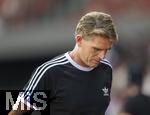 12.08.2025, Fussball Bundesliga 2025/2026, Freundschaftsspiel, Grasshopper Club Zrich - FC Bayern Mnchen - im Stadion am Letzigrund, Zrich (Schweiz). Sportdirektor Christoph Freund (Bayern Mnchen) nachdenklich 