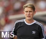12.08.2025, Fussball Bundesliga 2025/2026, Freundschaftsspiel, Grasshopper Club Zrich - FC Bayern Mnchen - im Stadion am Letzigrund, Zrich (Schweiz). Sportdirektor Christoph Freund (Bayern Mnchen) nachdenklich 