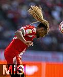 12.08.2025, Fussball Bundesliga 2025/2026, Freundschaftsspiel, Grasshopper Club Zrich - FC Bayern Mnchen - im Stadion am Letzigrund, Zrich (Schweiz). Sacha Boey (FC Bayern Mnchen) Kopfball, der Schweiss spritzt.