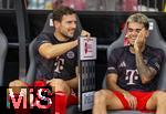 12.08.2025, Fussball Bundesliga 2025/2026, Freundschaftsspiel, Grasshopper Club Zrich - FC Bayern Mnchen - im Stadion am Letzigrund, Zrich (Schweiz). Spass auf der Ersatzbank, v.li: Leon Goretzka (FC Bayern Mnchen) mit der Auswechsel-Nummerplatte, re: Luis Diaz (FC Bayern Mnchen) 