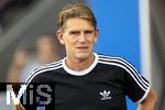 12.08.2025, Fussball Bundesliga 2025/2026, Freundschaftsspiel, Grasshopper Club Zrich - FC Bayern Mnchen - im Stadion am Letzigrund, Zrich (Schweiz). Sportdirektor Christoph Freund (Bayern Mnchen) nachdenklich 