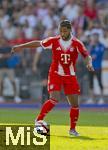 12.08.2025, Fussball Bundesliga 2025/2026, Freundschaftsspiel, Grasshopper Club Zrich - FC Bayern Mnchen - im Stadion am Letzigrund, Zrich (Schweiz). Serge Gnabry (FC Bayern Mnchen) am Ball 