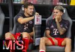 12.08.2025, Fussball Bundesliga 2025/2026, Freundschaftsspiel, Grasshopper Club Zrich - FC Bayern Mnchen - im Stadion am Letzigrund, Zrich (Schweiz). Spass auf der Ersatzbank, v.li: Leon Goretzka (FC Bayern Mnchen) mit der Auswechsel-Nummerplatte, re: Luis Diaz (FC Bayern Mnchen) 