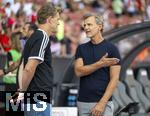12.08.2025, Fussball Bundesliga 2025/2026, Freundschaftsspiel, Grasshopper Club Zrich - FC Bayern Mnchen - im Stadion am Letzigrund, Zrich (Schweiz). v.li: Sportdirektor Christoph Freund (Bayern Mnchen) und Sportdirektor Alain Sutter (Grasshopper Zrich)