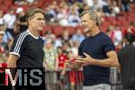 12.08.2025, Fussball Bundesliga 2025/2026, Freundschaftsspiel, Grasshopper Club Zrich - FC Bayern Mnchen - im Stadion am Letzigrund, Zrich (Schweiz). v.li: Sportdirektor Christoph Freund (Bayern Mnchen) und Sportdirektor Alain Sutter (Grasshopper Zrich)