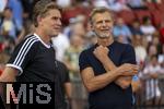 12.08.2025, Fussball Bundesliga 2025/2026, Freundschaftsspiel, Grasshopper Club Zrich - FC Bayern Mnchen - im Stadion am Letzigrund, Zrich (Schweiz). v.li: Sportdirektor Christoph Freund (Bayern Mnchen) und Sportdirektor Alain Sutter (Grasshopper Zrich)