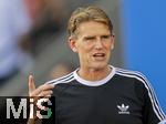 12.08.2025, Fussball Bundesliga 2025/2026, Freundschaftsspiel, Grasshopper Club Zrich - FC Bayern Mnchen - im Stadion am Letzigrund, Zrich (Schweiz). Sportdirektor Christoph Freund (Bayern Mnchen) nachdenklich 