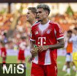 12.08.2025, Fussball Bundesliga 2025/2026, Freundschaftsspiel, Grasshopper Club Zrich - FC Bayern Mnchen - im Stadion am Letzigrund, Zrich (Schweiz). v.li: Sportdirektor Christoph Freund (Bayern Mnchen), Luis Diaz (FC Bayern Mnchen) 