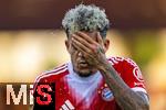 12.08.2025, Fussball Bundesliga 2025/2026, Freundschaftsspiel, Grasshopper Club Zrich - FC Bayern Mnchen - im Stadion am Letzigrund, Zrich (Schweiz). Luis Diaz (FC Bayern Mnchen) wscht sich den Kopf bei der Hitze als Erfrischung.