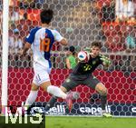 12.08.2025, Fussball Bundesliga 2025/2026, Freundschaftsspiel, Grasshopper Club Zrich - FC Bayern Mnchen - im Stadion am Letzigrund, Zrich (Schweiz). Torwart Jonas Urbig (FC Bayern Mnchen) hat den Ball.